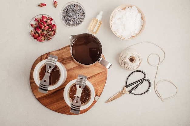 Biurko z zestawem do haftu i filiżanką herbaty